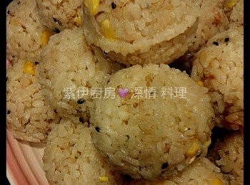 step1: 珍珠米洗淨, 加入鰹魚汁, 粟米粒, 適量水, 煮成飯
加入黑芝蔴拌勻, 放涼後, 壓成球狀飯糰,備用