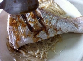 step4: 蒸好的魚，倒掉多餘的水分。
淋上調好的醬汁，撒上青蔥絲辣椒絲即可享用。