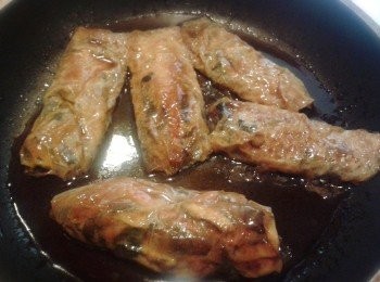 step4: 也可以用半湯匙蠔油加半碗水，加少許粟粉煮成汁，再將腐皮捲與醬汁拌勻，煮至軟身