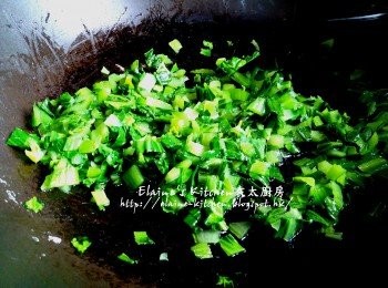 step5: 蓋上蓋焗煮3分鐘至小棠菜軟身