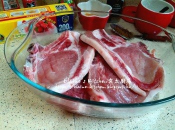 step5: 當薯條在冰箱冷藏期間 , 再處理豬扒 , 豬扒拍鬆兩面放入器皿內