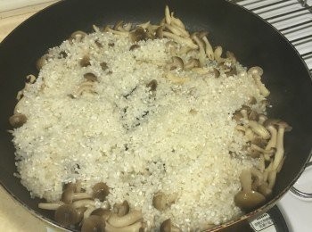 step1: 熱鍋後，將洋蔥、菇菇等蔬菜類先下鍋炒香
接著放入洗淨的米跟米酒(可以用蘭姆酒替代，也很香喔！)
燒至沸騰~