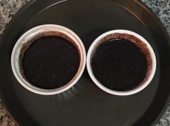 step7: 烤箱預熱到220度； 將蛋糕填入烤模。