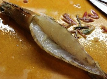 step1: 將大蝦洗淨，剪去蝦鬚和蝦腳，再開背去除腸泥。