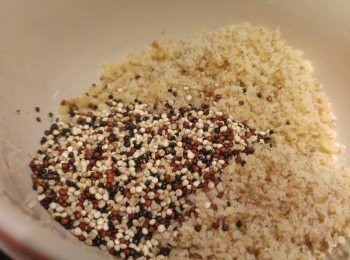 step1: 先預熱焗爐爐温160度,焗製蛋糕時間預設45分鐘,合桃碎和藜麥混合,低筋麵粉和泡打粉混合需過篩一次。