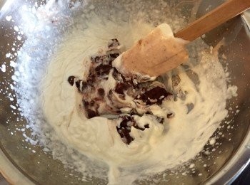 step7: 另一邊廂，將忌廉加入糖打發，再放入紅豆茸備用。