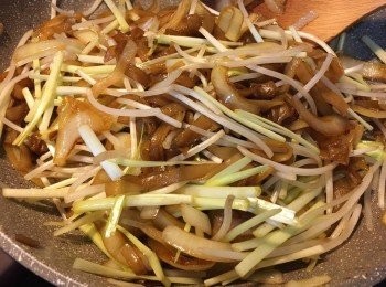 step9: 隨即加入韮黃、芽菜再炒勻至軟身
