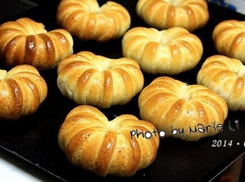 step8: 出爐的《花形乳酪(豆渣)麵包》
不僅是色澤漂亮，外形小巧可愛
更飄散著濃郁的乳酪味道

一整個看起來就美味極了~