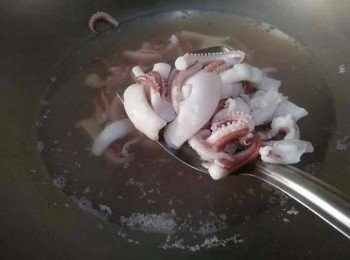 step2: 倒入水量400cc於鍋中(以能夠蓋過澎湖野生小管汆燙為主)，水滾煮後，放入澎湖野生水產小管(且注意不能汆燙過久，以免小管肉質變硬而影響口感)；