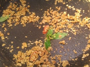 step8: 先將蝦攞起再將麥片保留在鑊裏，再加入九層塔同炒。