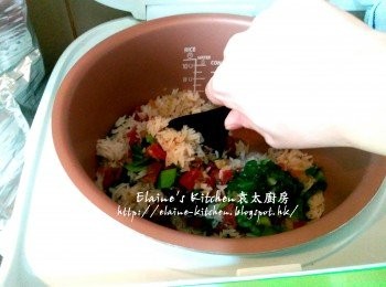 step11: 栗子飯煮熟後加入之前爆香的臘腸粒 , 蝦米及小棠菜拌勻 , 盛起再灑上蔥粒即可