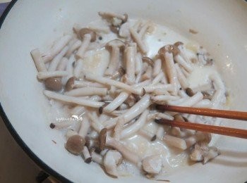 step3: 鴻喜菇下鍋稍微拌炒