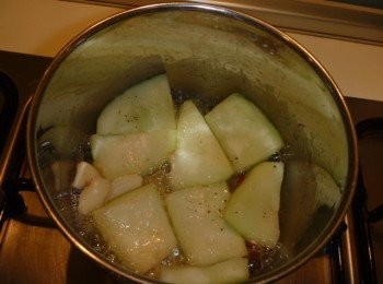 step3: 倒入昆布柴魚高湯,蓋鍋蓋用小火燜煮至蒲瓜變軟.