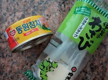 step9: ★吞拿魚是韓國出品喜歡它不太多油百佳超市有售,至於芥末蛋黃醤放心食用芥末味不會過份強烈在香港Citysuper購入★

★雜香草可在香港Citysuper選購款式較多★
(你亦可用乾韮菜Chives代替雜香草味道也不俗）