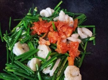 step5: 最後加入泡菜炒勻即可。