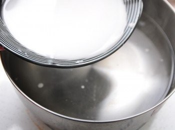 step1: 先備水滾煮至沸騰關火(水淹過蛋高)，再加入玉米粉水攪拌均勻 PS:滾水中加入玉米粉水or太白粉水，可讓水濃稠並鎖住溫度