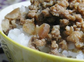 step6: 這次連豬皮也一起絞進去，吃起來會有不同的口感與層次喔～