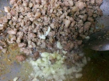 step1: 先把豬肉炒熟~加入蒜頭爆香(喜歡吃辣的這時候可以放辣椒)鍋邊嗆一點酒~再放入切半的小蕃茄~蕃茄要加熱茄紅素才會釋放出來~加入調味料(魚露~醬油~檸檬汁和糖) 悶一下~再加九層塔剌剌A~醬就好了耶~