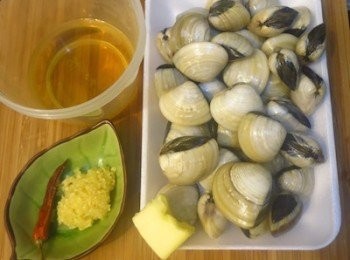 step1: － 白蜆買回來放入一個盤子，下一支鐵匙，加水後用蓋上蓋子靜置一小時吐沙
   （我要即煮所以沒有做這個步驟）