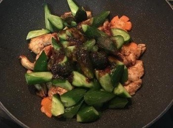 step5: 放入小黃瓜，並倒入沙茶醬+醬油及其他的調味料拌炒；