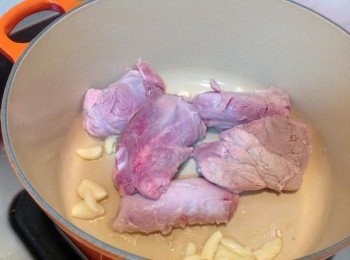 step1: 豬腱肉煎熟表面，爆香蒜