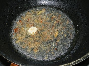 step4: 倒入蒸<a href="https://bit.ly/3EZL8dD" target="_blank" data-keyword="雞胸" class="guide-link"><strong>雞胸</strong></a> <span style="display:inline-block;vertical-align:middle;margin-top:-3px;color:initial;border-radius:3px;padding:2px 3px;font-size:12px;line-height:14px;background:#87d300;color:#fff;">即買</span> 肉時取得的湯汁、水、雞湯塊、調味料煮開