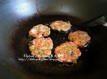 step7: 再用中火慢慢煎至兩面金黃色即可