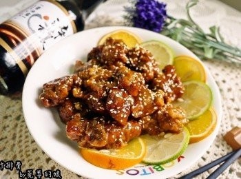 step8: 起鍋後灑上少許的柳橙皮屑與熟白芝麻即可，步驟很簡單!就是醃→炸→<span class="group_3">裹醬汁</span>而已^^