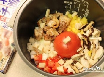 step5: 再均勻鋪上切成丁的白醬塊。
