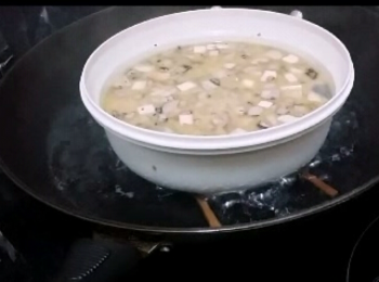 step7: 隨即放入糕盤內大火蒸40分鐘。如以一個大糕盤蒸, 則大火蒸約1.5小時。
Transfer taro batter to a steam plate. Steam with high heat for 40 minutes. If you steam in one plate,  steam for 1.5hrs.