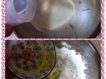 step2: 將麵粉篩入大碗中，倒入熱水，溫水和植物油。快速的攪拌均勻。