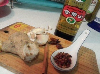 step4: 準備好另一個鍋子, 把薑，鹽，蒜頭，蔥白段，八角，花椒，桂皮和米酒加入到鍋中, 略略拌混合