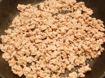 step1: 首先起油鍋，將豬絞肉下鍋拌炒至水份收乾。
