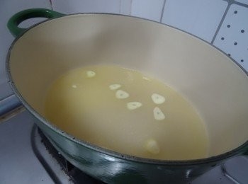 step2: 下雞湯煮滾，再下珍寶蜆煮至開口, 最後下芫茜碎及適量胡椒便完成