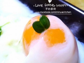 step3: 將雞蛋拿出和去殼, 灑上海鹽, 即成慢煮糖心蛋