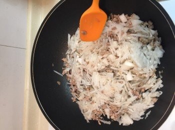 step1: 蘿蔔刨絲加入肉燥伴炒