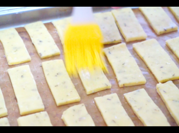 step4: 於餅上薄薄掃上一層水，要撒上少許鹽。