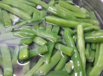 step3: 水滾後即盛起四季豆，並放入冰水中降溫。