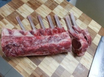 step2: 再切開1片片後待完全溶雪(不要待完全溶雪後才切,否則肉質較淋,不會切得靚)