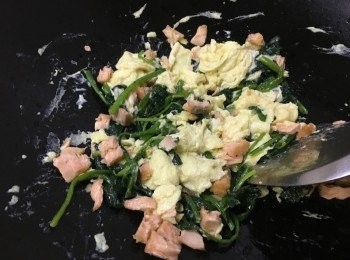 step3: 燒熱油鑊子, 加入蛋漿中細火炒至半成熟, 加入三文魚及菠菜快炒勻即成, 上碟灑上少許胡椒粉更惹味