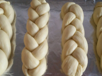 step8: 編成四條，放在鋪好錫紙的烤盤上，之間留好空隙，蓋好保鮮膜再次發酵。