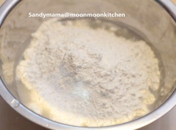 step1: 1.將所有材料分成2份，分別放入大盆中，拌勻所有材料。