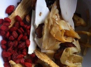 step1: 把預備好的材料洗淨待用。