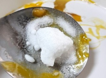 step8: 加一些鹽讓口感不會太甜膩