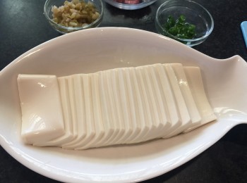 step3: 豆腐切薄片，放上長碟。