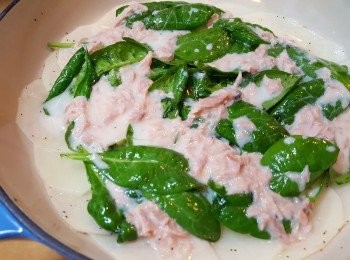 step8: 將菠菜加在薯片之上後，倒入1/3吞拿魚奶汁倒在薯片上。