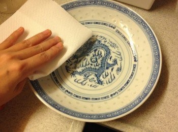 step4: 準備一隻大碟塗上油