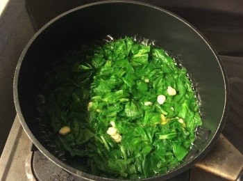 step5: 滾水下豆苗和粟米粒略煮1分鐘, 盛起備用