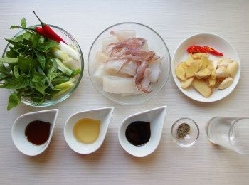 step1: 準備所有材料。中捲去除外皮及內臟,清洗乾淨用餐巾紙吸去多餘水份,切成輪狀。青蔥切段。