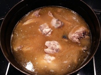 step5: 加入一瓶半的米酒,如不喜歡太多的酒味可加入適量的水替代米酒。